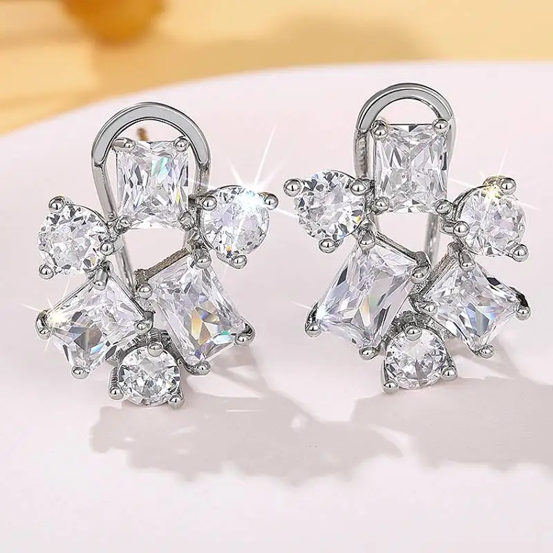 Huitan Damen-Ohrstecker mit ästhetischem Blumendesign, eleganter, frischer Stil, Hochzeits-Accessoires für Damen, trendiger Alltagsschmuck mit CZ