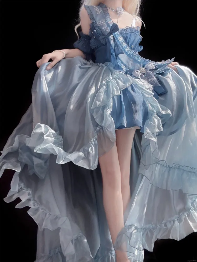 

A new elegant and fashionable wedding dress with refined stylish style