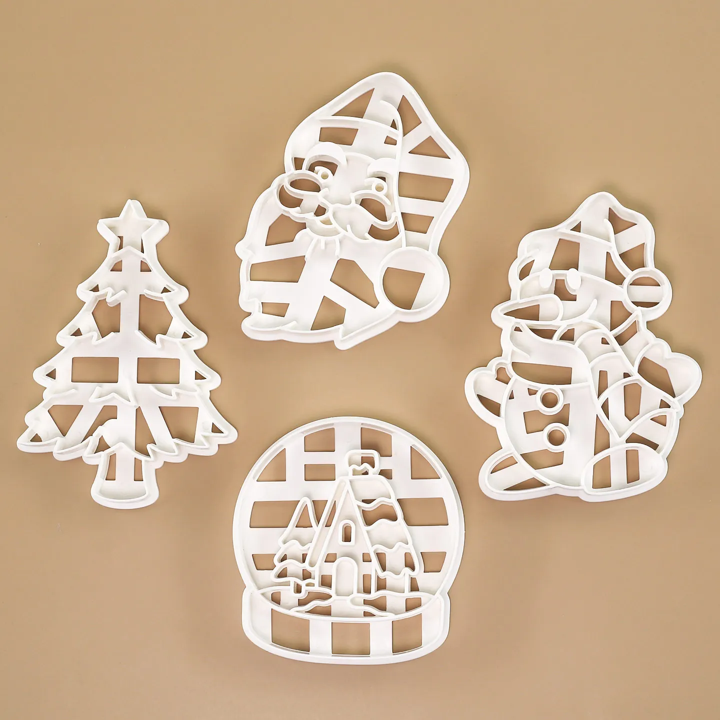 4 Buah Cetakan Kue Natal Bentuk Santa Claus, Manusia Salju, Bola Kristal, Pohon Natal untuk Dekorasi Natal