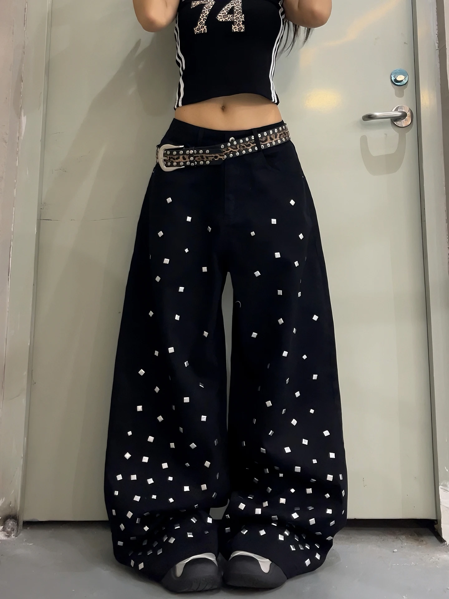 

DoubleD American Style Loose Straight Leg Jeans Men Women Wide Leg Floor Length Pants Trendy Black Rhinestone Rivet Design