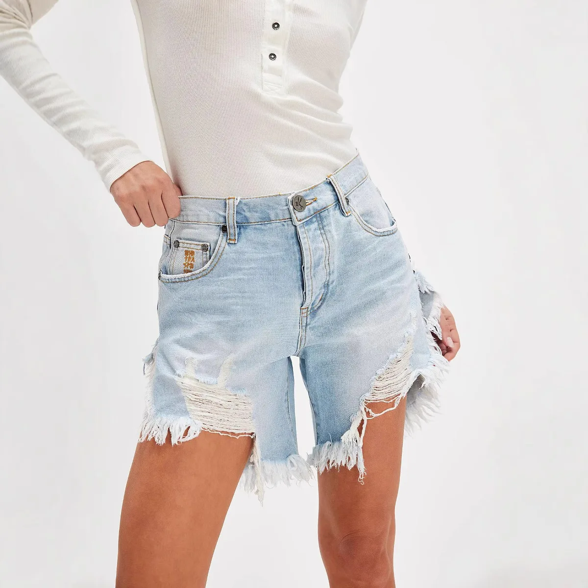 2025 verão novo estilo europeu e americano moda franjas design shorts jeans. Shorts jeans soltos rasgados lavados casuais femininos