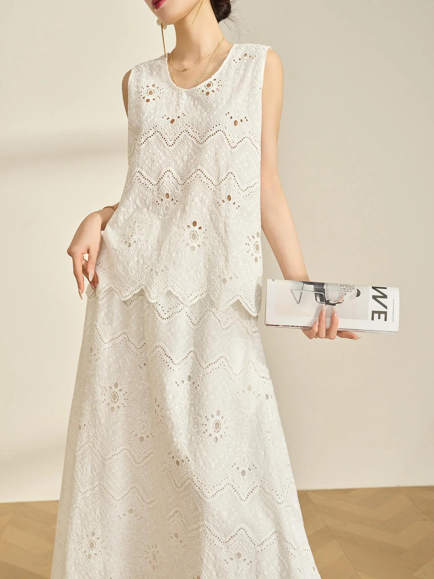 

Elegant Early Spring Outfit White Embroidered Sleeveless Top And Half Skirt Set Women's Fashionable Breathable Polyester Blend