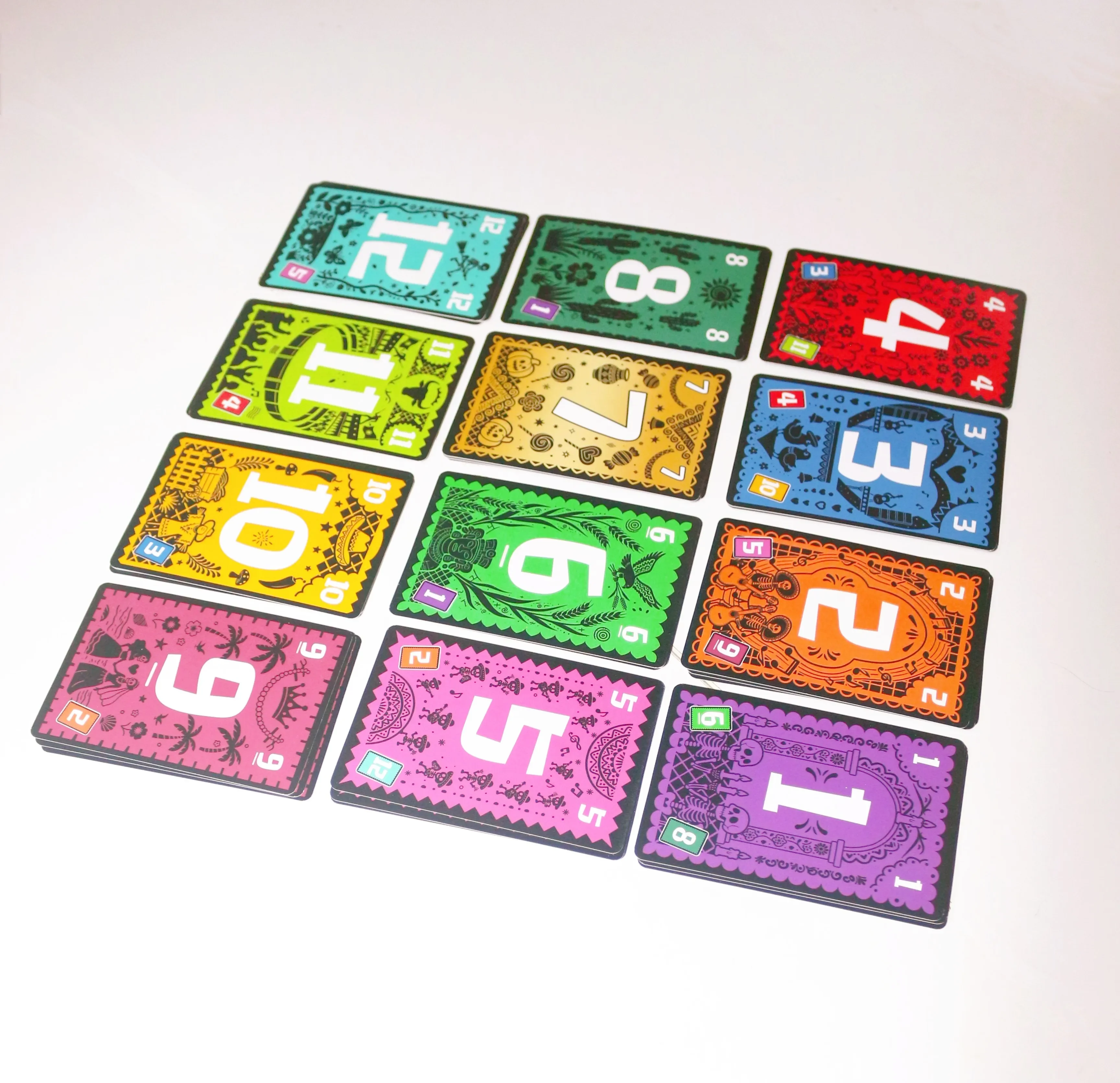 Jeu de société de stratégie TRIO |   3-6 joueurs |   15 minutes de temps de jeu. Soirées de jeux en famille, parfaites pour le jeu de fête