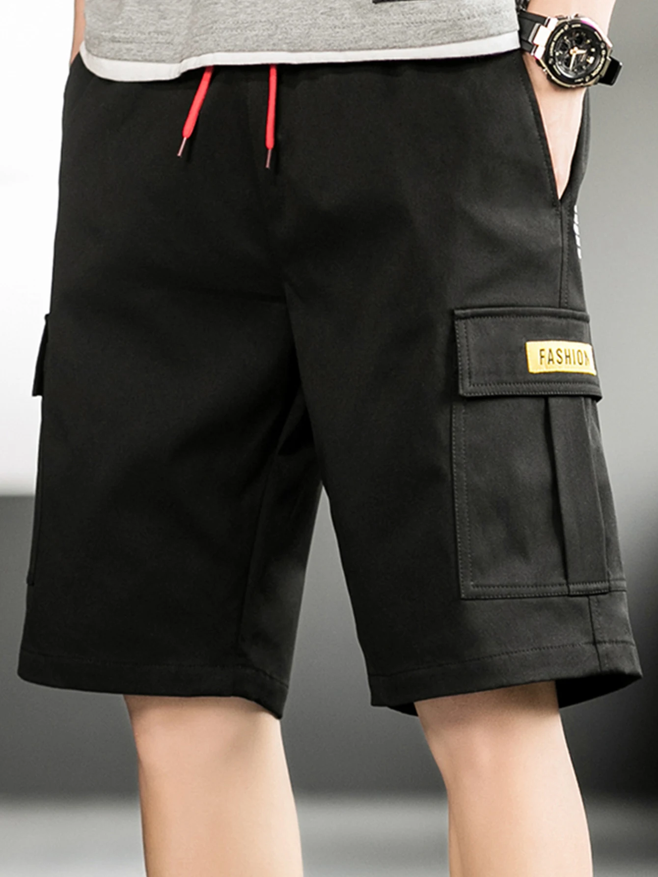 

Men's Summer Work Shorts, Loose Straight-Leg Five-Point Shorts, Single Piece, with Red Drawstring and Fashion Label, Suitable for Outdoor Leisure, Street Fashion, Sports, and Fitness, and Can Be Worn in Multiple Settings