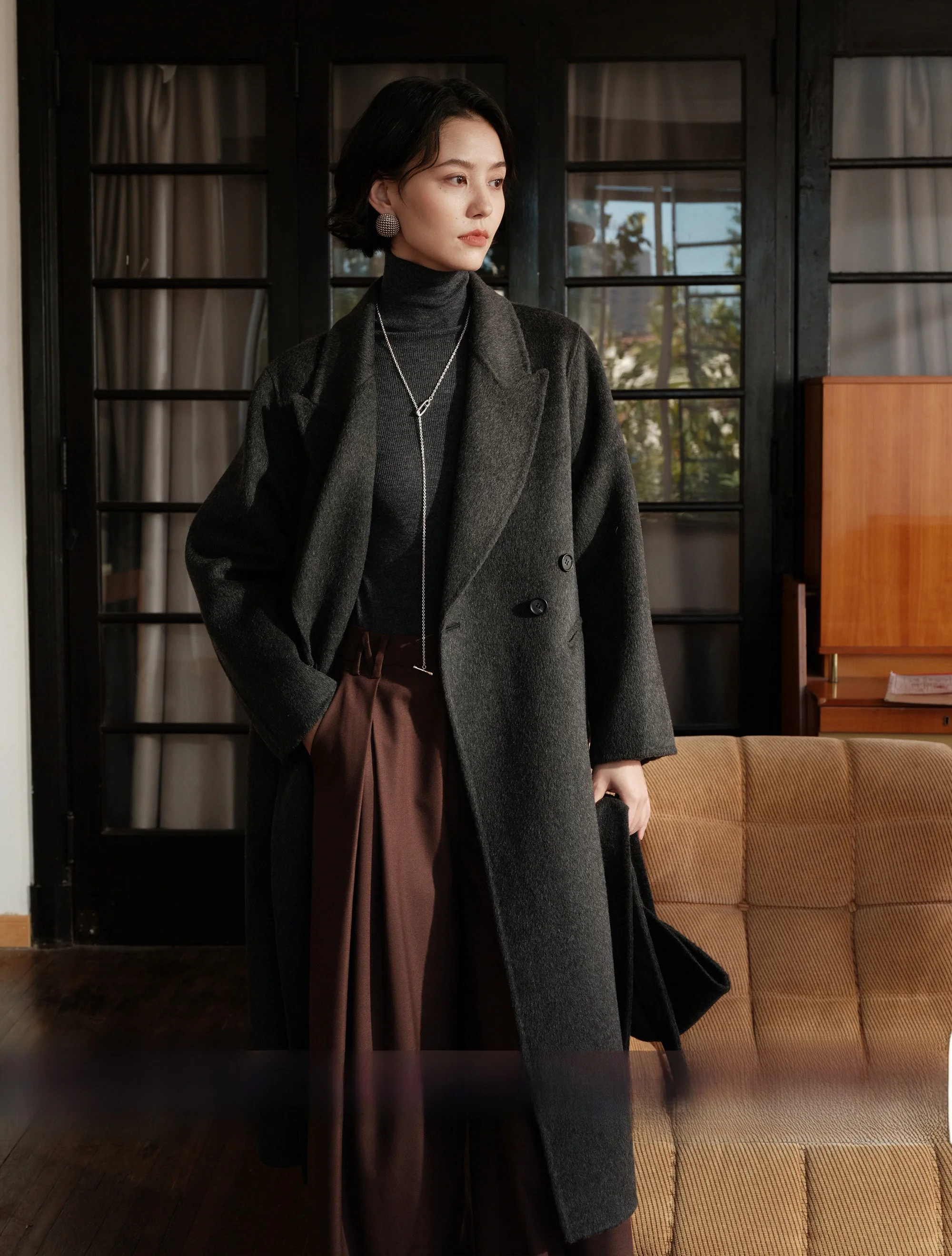 

Длинное свободное шерстяное пальто глубокого серого цвета с шарфом от Chimei Rihuo: модная зимняя верхняя одежда для молодых женщин