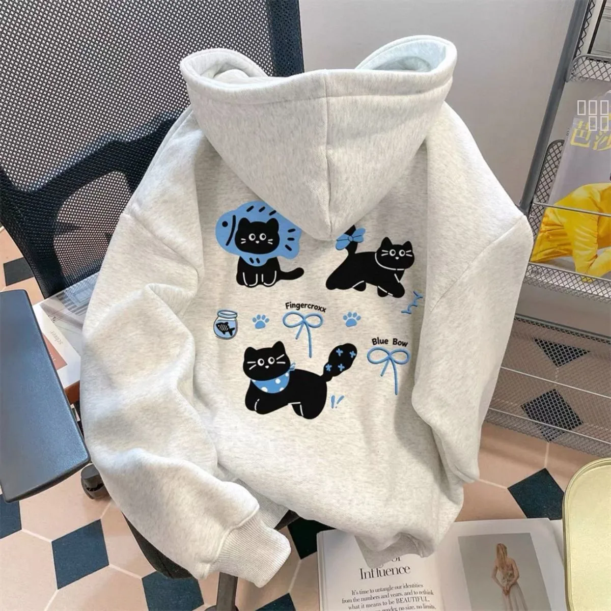 

Серебристая толстовка с меховым капюшоном для пар, повседневная, осенне-зимняя, свободного кроя, мужская футболка с мультяшным принтом, уличная одежда, полиэстер, хлопок