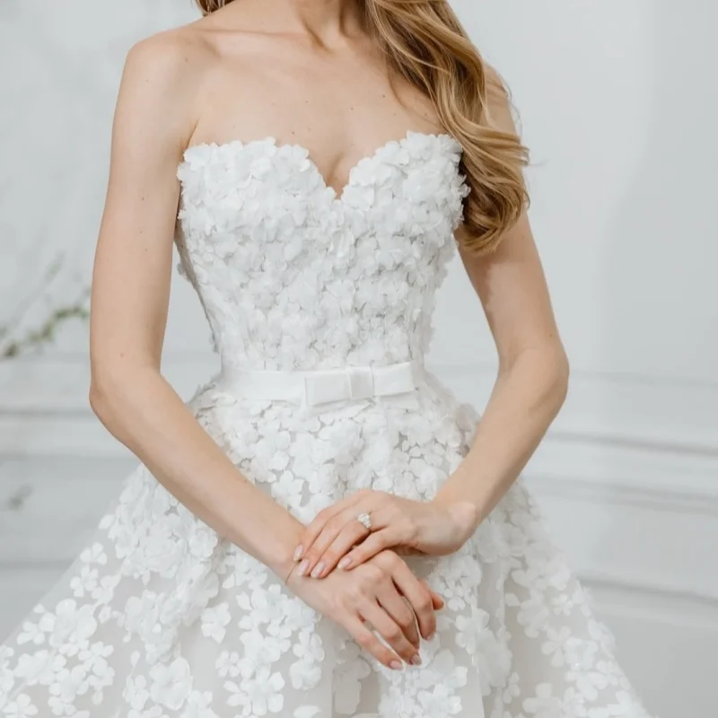 

Белые свадебные платья 3D цветочная наклейка с открытыми плечами Юбка трапециевидной формы с длинным хвостом Свадебное платье Свадебное платье