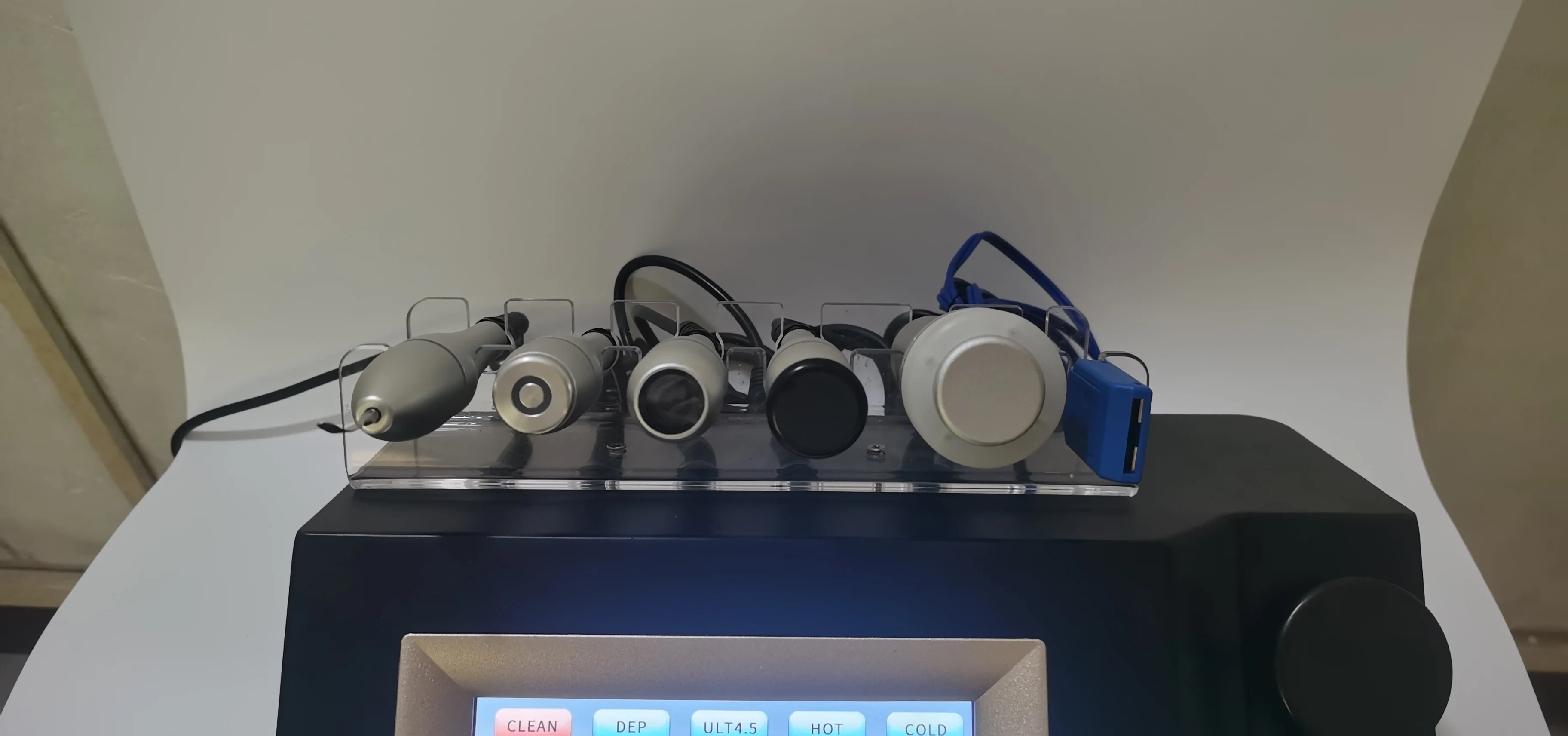 أحدث آلة تجميل متعددة الوظائف لإدارة البشرة ومضادة للشيخوخة مع جهاز تنظيف البشرة أحادي القطب RF 4.5 مللي متر المطرقة الباردة بالموجات فوق الصوتية