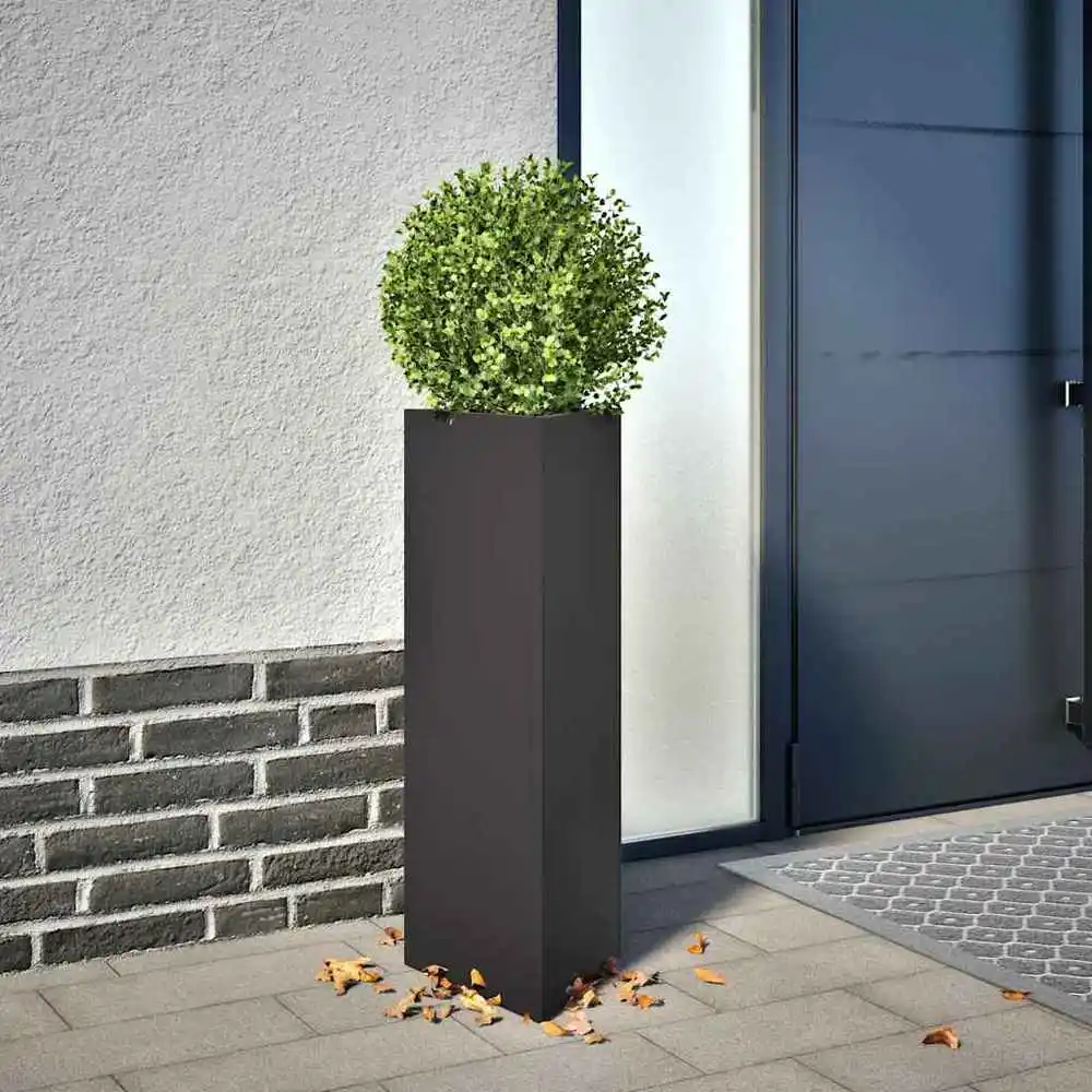 Schwarzer dreieckiger Pflanzkübel 30x26x75 cm aus robustem Stahl für den Garten