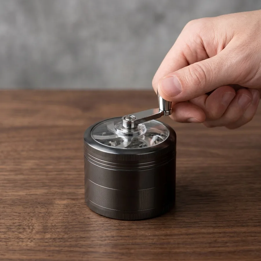 2,5-Zoll Kräutermühle aus Zinklegierung, 4-lagig, für Gewürze, Pfeffer, Tabak, manuell, mit magnetischem Deckel, tragbar, langlebig, Crusher-Gadget – Detail 4