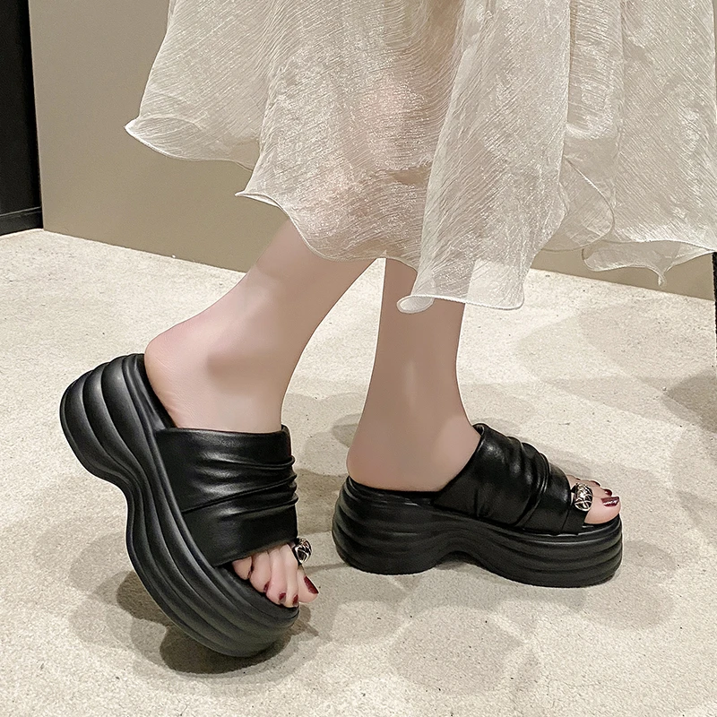 2024 Summer New Pinch Toe Slippers Womens Platform Gladiator Shoes Flip Flop Pleated Soft Leather Comfortable Thick Sole Sandal