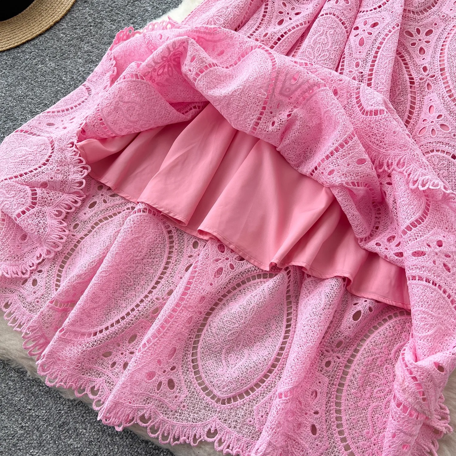 ฤดูร้อนผู้หญิงชุดลูกไม้เย็บปักถักร้อยดอกไม้คริสตัลประดับด้วยลูกปัดปุ่ม Midi ชุดราตรียาวหญิงสีชมพูรันเวย์ Vestidos