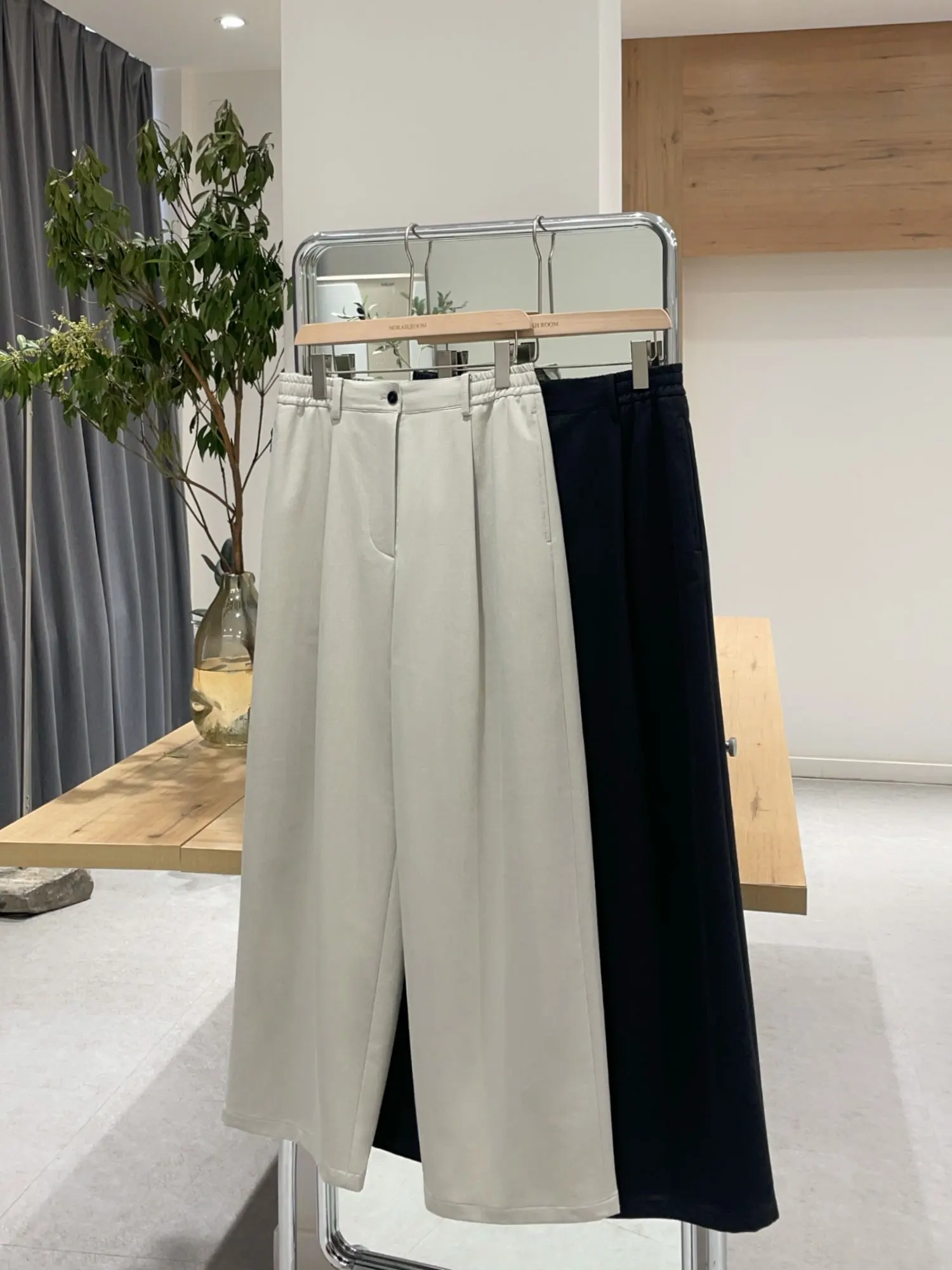 누오 샤오라 정품 2025년 봄 루즈핏 와이드 레그 팬츠 하이웨이스트 밴딩 새 상품 슬레 투톤 한국 스트레이트 컷 코튼