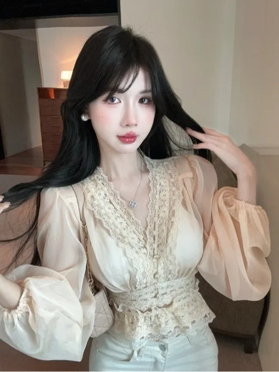 

French Style Lace Shirt Women's Short Sleeveless V-neck Heavy Embroidery Lantern Sleeve Shaping Waist Design Polyester Fiber