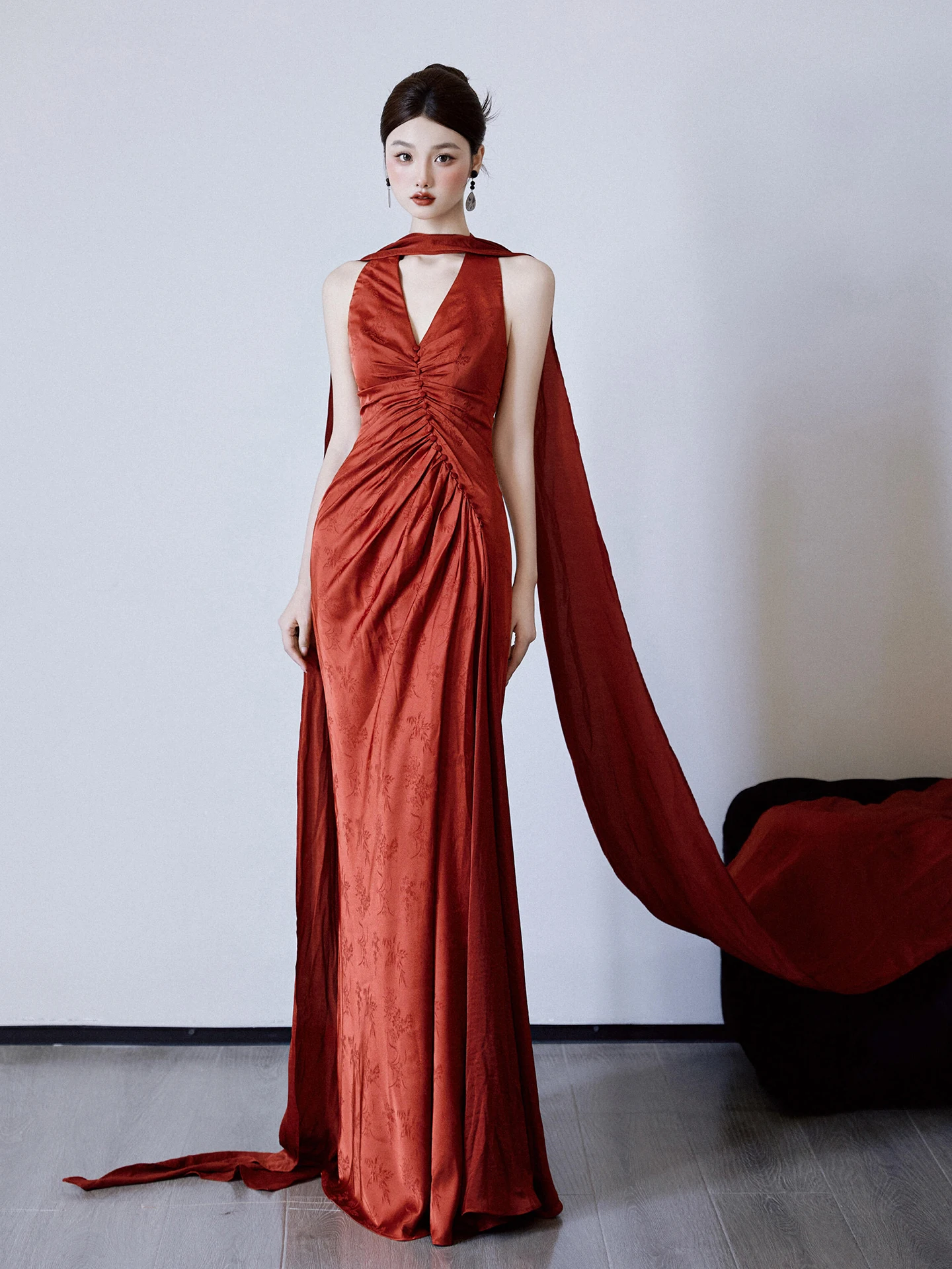 

Новое вечернее платье в китайском стиле: длинное, с вырезом халтер, фасон «рыбий хвост», для вечеринок, ведущих, невест и торжественных мероприятий