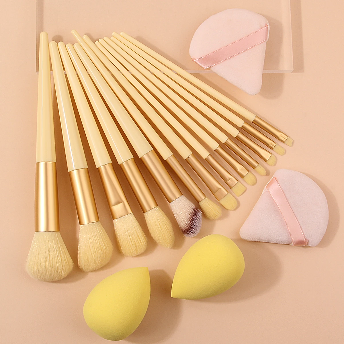 Ensemble de 13 pinceaux de maquillage portables à poils souples + 4 œufs de beauté en éponge, outils de maquillage professionnels triangulaires pour bouffées de poudre