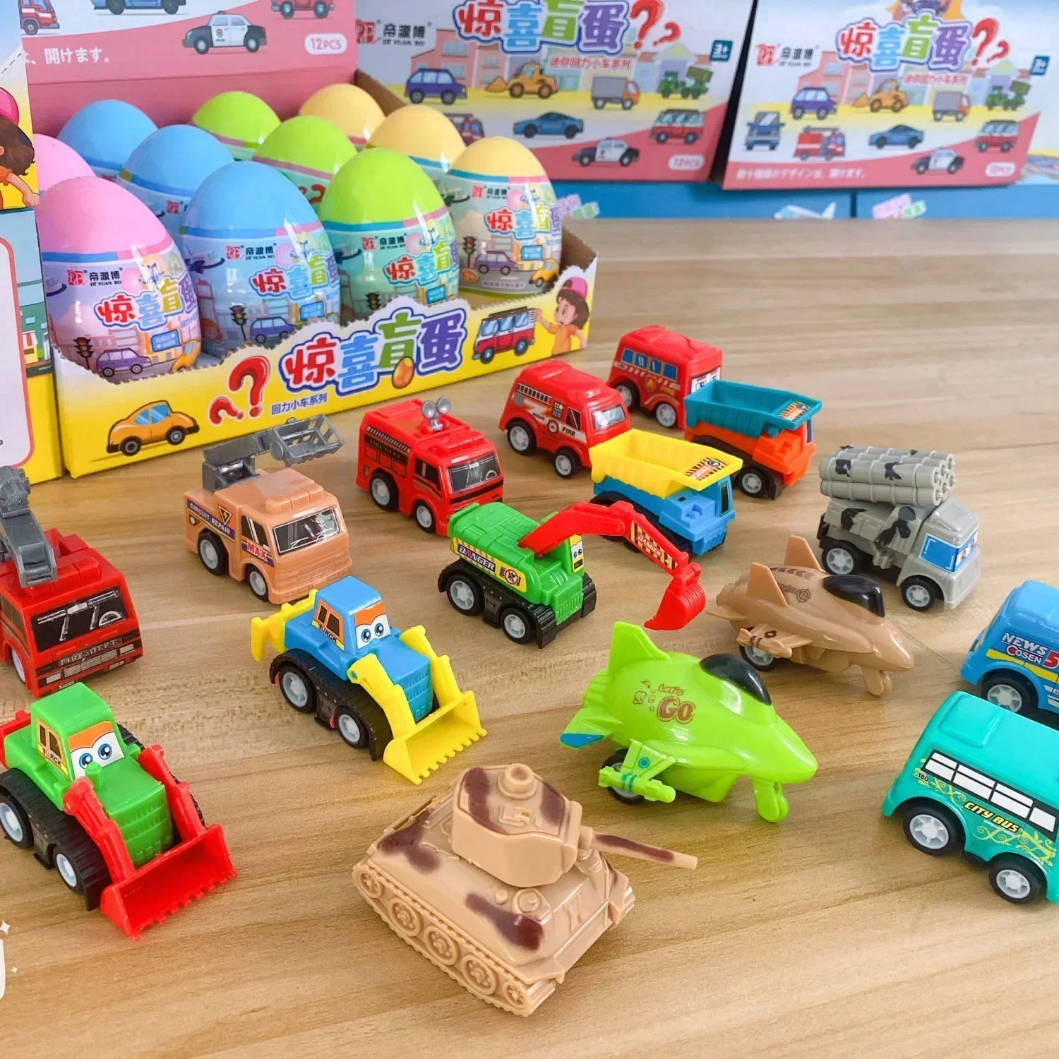 12 pezzi scatola cieca a sorpresa per auto twist uovo palla cieca cartone animato ritorno modello di auto giocattolo decorazione giocattoli per bambini