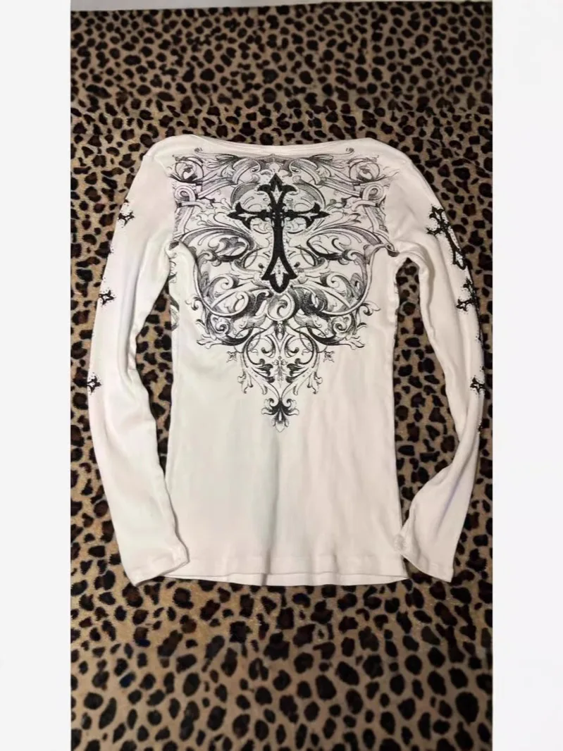 

Figure-Hugging Top Crossed Graphic Slimming T-Shirt Vintage Waist-Defining Flattering Top Longer Sleeve Contouring Shirt