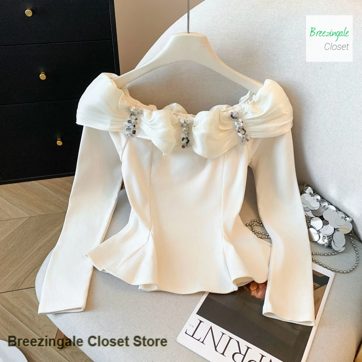

French-style small fragrance ruffled long-sleeved T-shirt women's autumn and winter new beautiful one-shoulder short blouse.