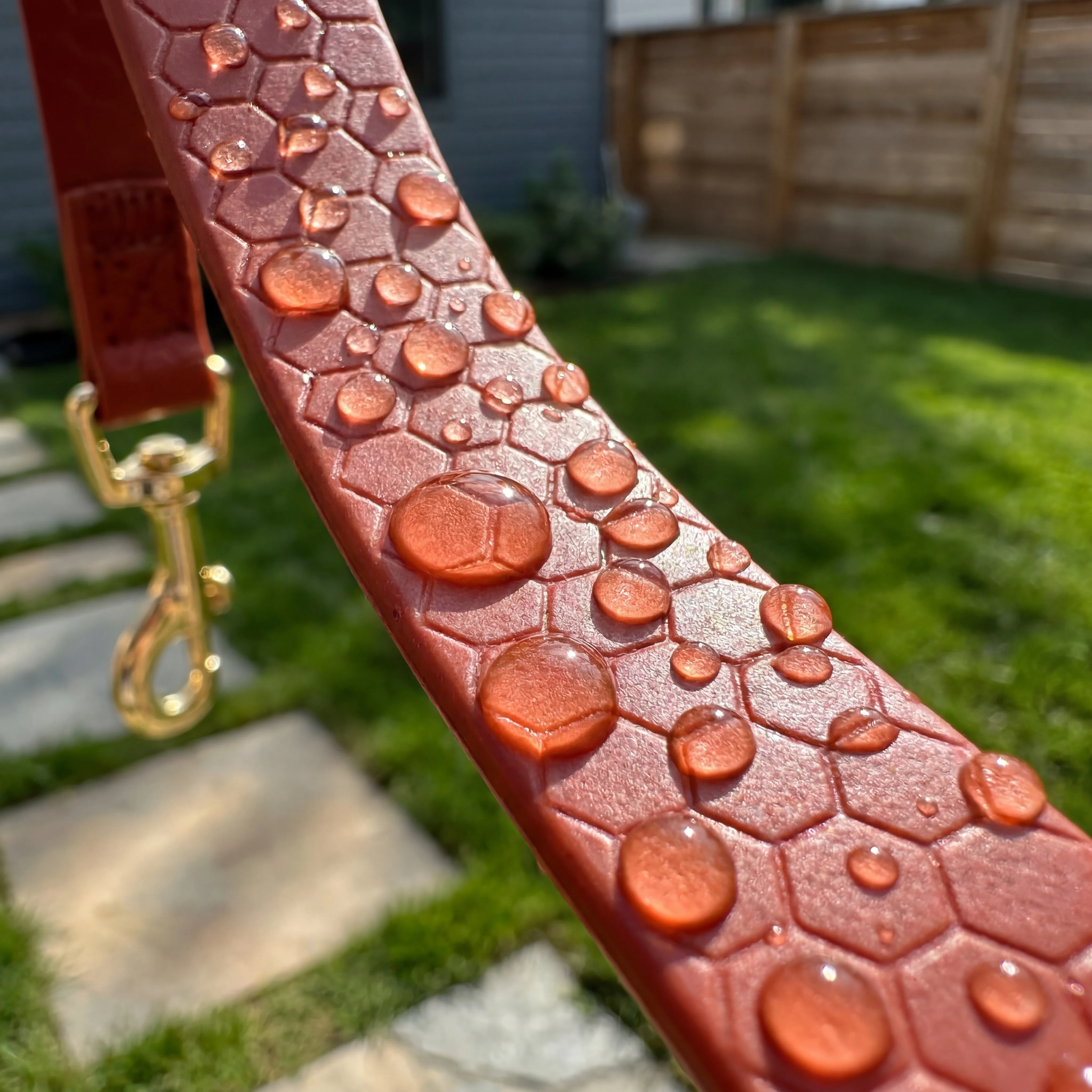 Laisse pour chien imperméable en pvc texturé avec boucle dorée_voghion.com