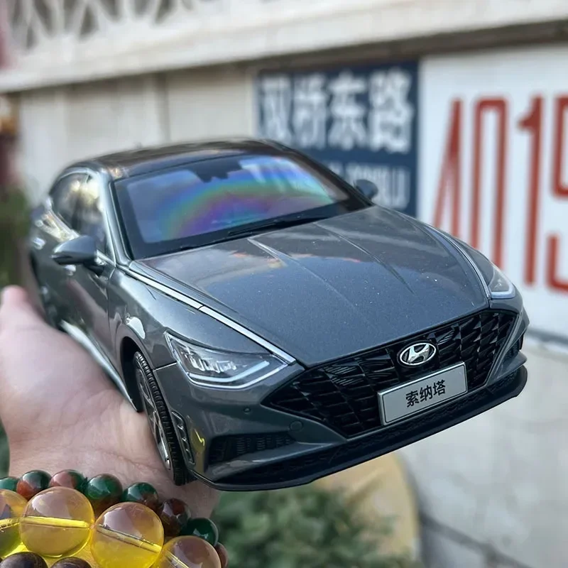 Sonata modelo de coche de aleación para Hyundai, escala 1:18, fundido a presión, colección de modelos de automóviles de 10 generación, adornos de