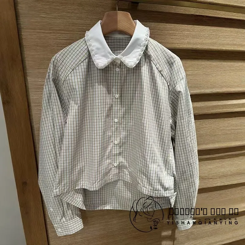 

Женская прямая длинная рубашка в клетку с декором из бусин, воротником-стойкой и наплечниками, в стиле французской моды...