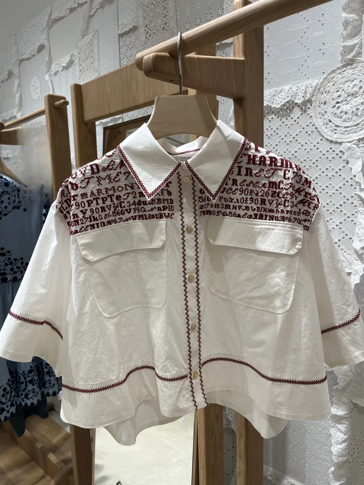 

Женская хлопковая рубашка HEIDD в повседневном стиле с коротким рукавом, большими карманами и объемной вышивкой, свободный крой, весна 2026