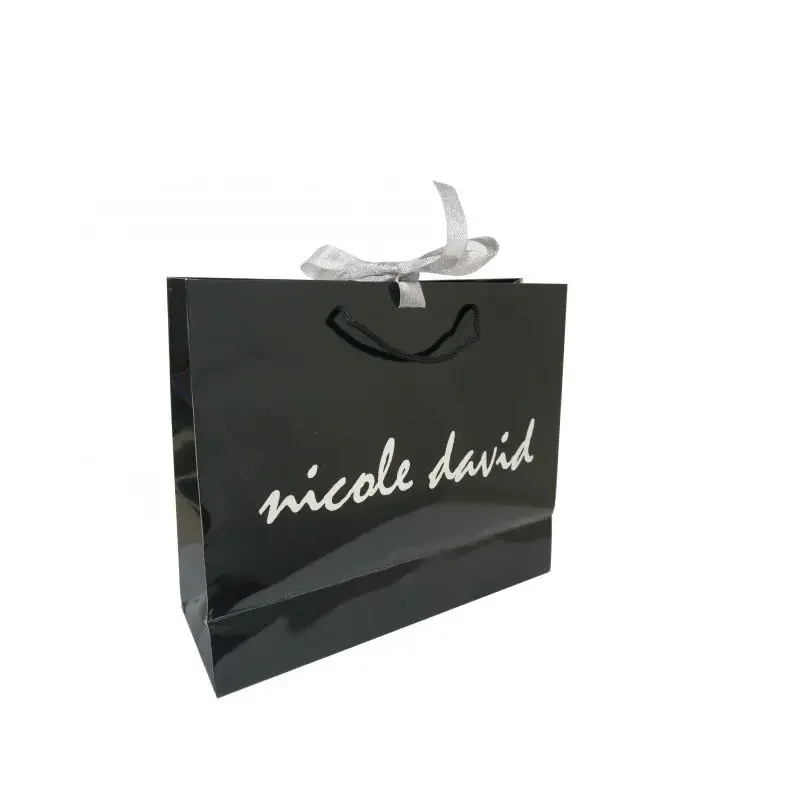 Bolsa de regalo personalizada para joyería, bolsa de papel kraft negro con logotipo de lámina dorada, compras de ropa