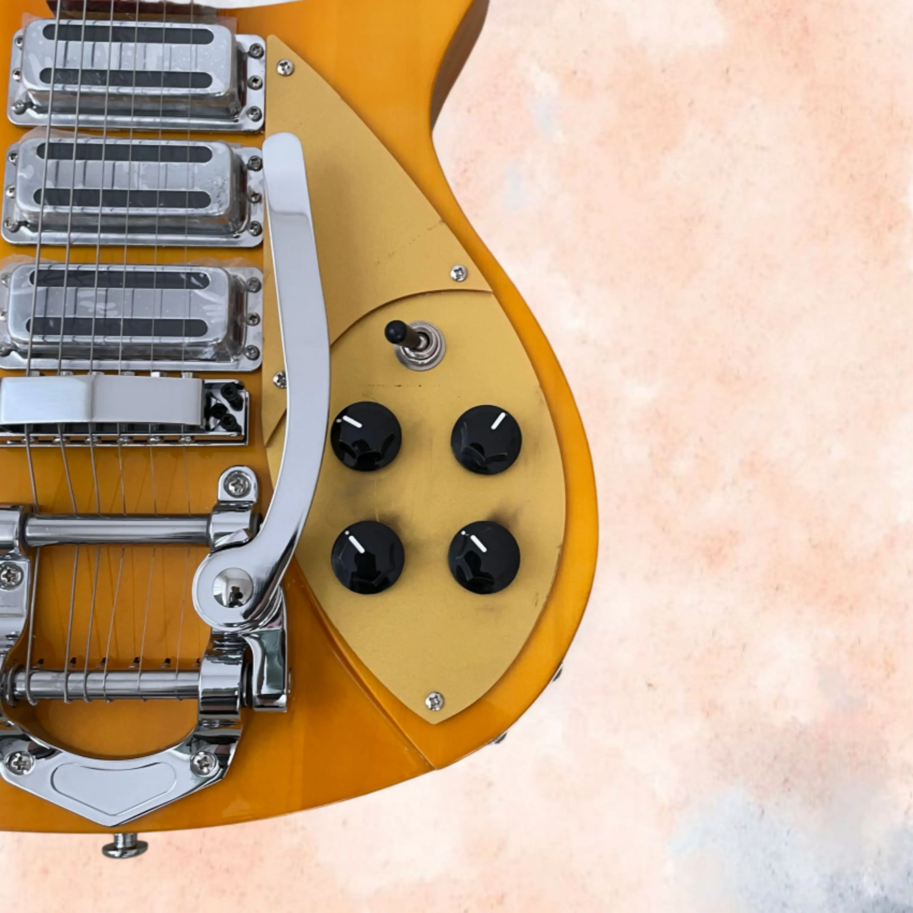 6-String Solid-Body Electric Guitar, Amber Yellow Glossy Body, Gold Pickguard, Black Knobs Guitars, Retro-Style Guitarra
