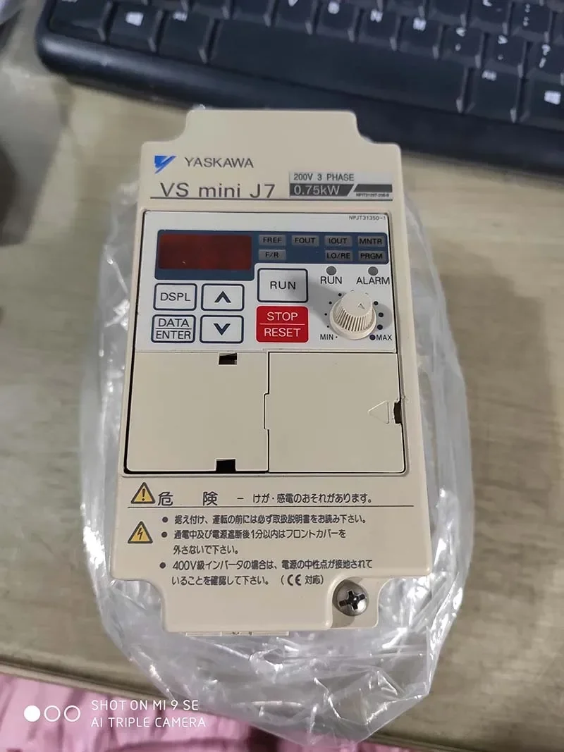 تسليم سريع ياسكاوا V1000 VS J7 CIMR-J7AA20P4 محرك تيار متردد الكل في واحد العاكس 24 فولت إلى 380 فولت