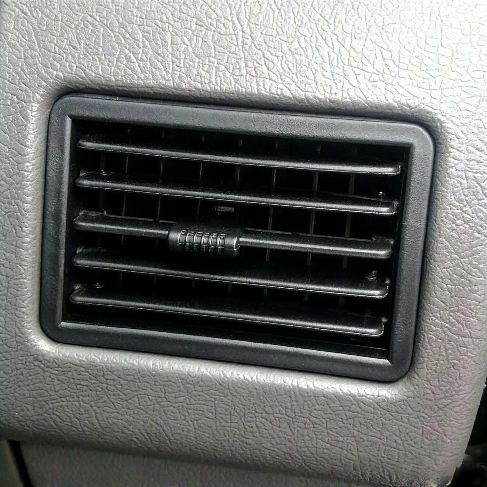 Auto Original Product Genuine Parts Aircon Grille Outlet For ISUZU Dragon Eyes TFR Rodeo Crosswind Hilander Fuego Xuv Xwind