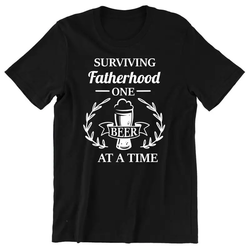 تي شيرت Surviving Fatherhood One Beer At A Time مطبوع عليه شعار نص عالي الجودة ومثالي لعيد الأب أو عيد ميلاد الآباء