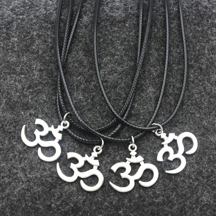 10 Stück/Lot Vintage Om Symbol Anhänger Halsketten Unisex Ohm Charms mit verstellbarer schwarzer Kordel für Yoga-Enthusiasten, Alltagskleidung