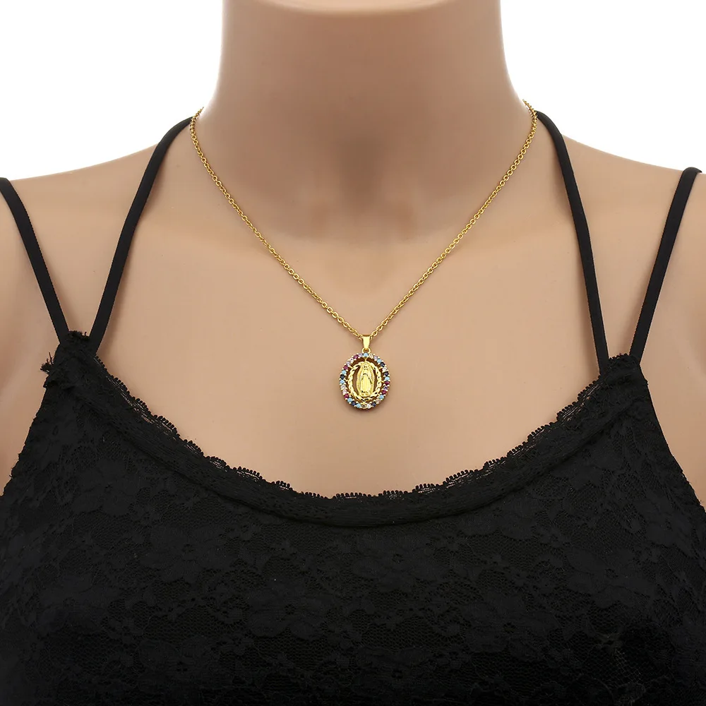 Halskette mit dem Motiv der Jungfrau Maria für Damen, bunter Zirkon-Anhänger, goldfarbene Kette, modischer Schmuck für Frauen, geeignet für Gebete und Partys. – Detail 3