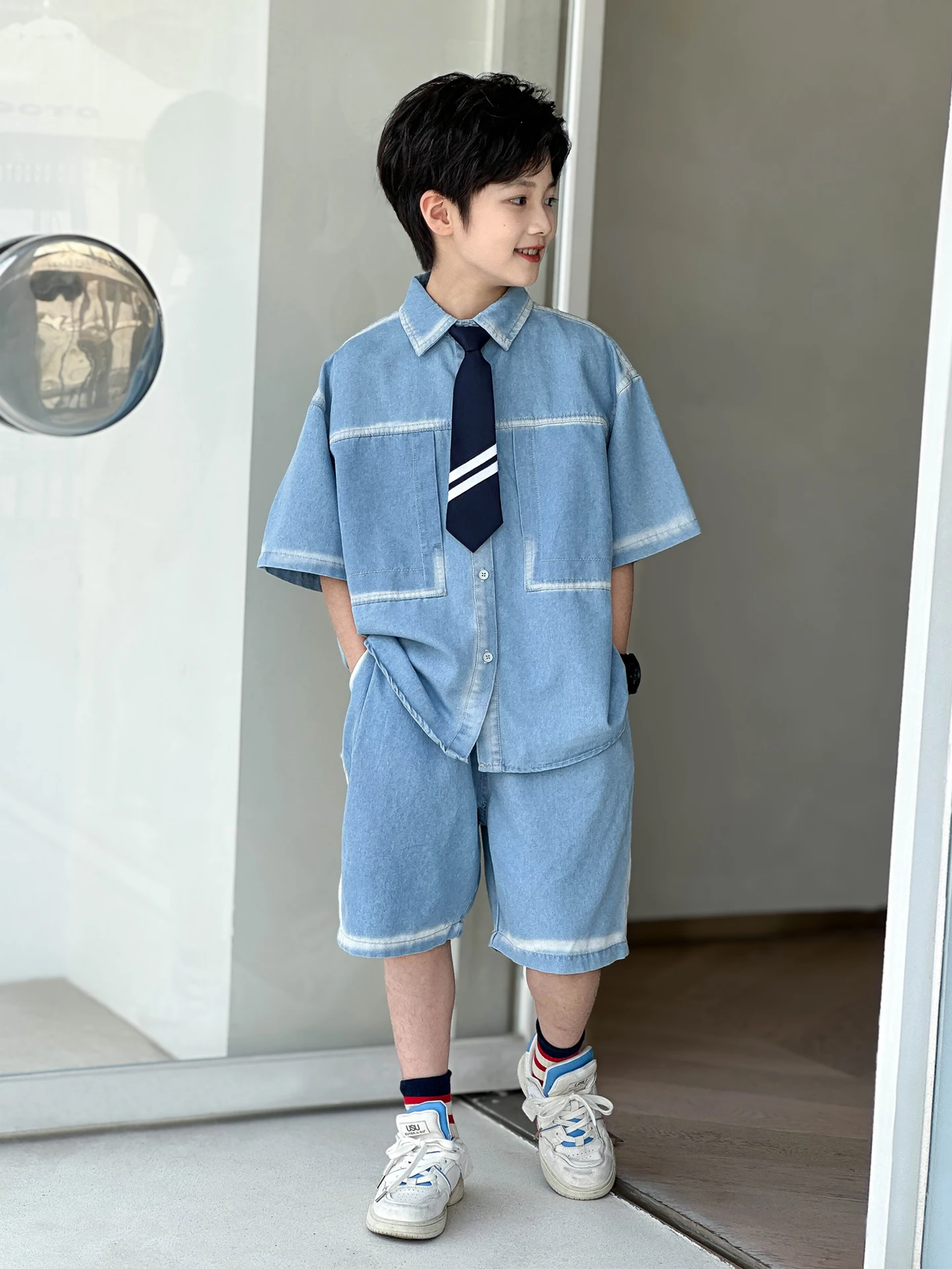 completo-estivo-per-ragazzi-in-denim-leggero-set-due-pezzi-con-maniche-corte-e-pantaloncini-abbigliamento-casual-traspirante-e-alla-moda-per-bambini