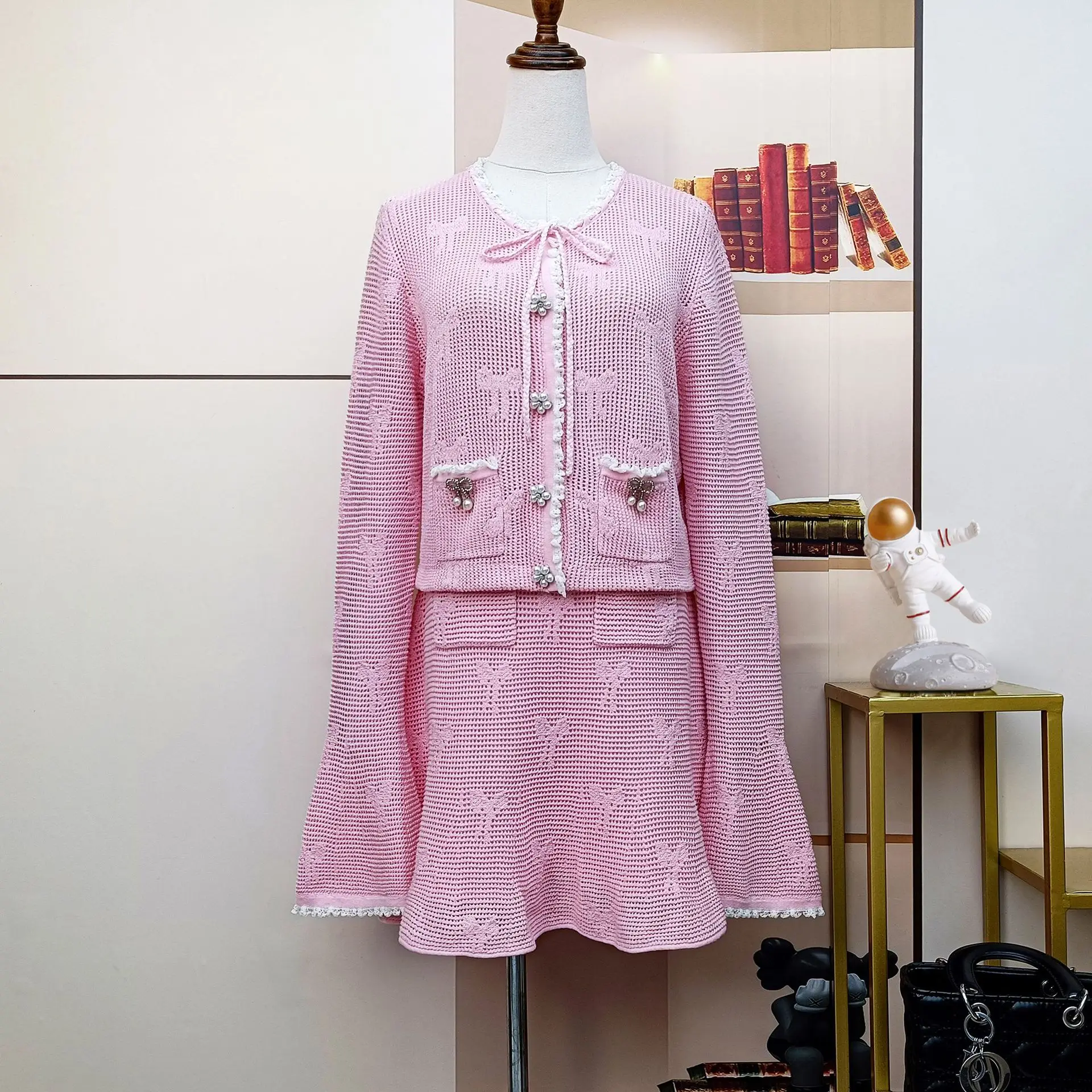 

Новые осенние комплекты трикотажных платьев из 2 предметов для женщин, модный свитер с расклешенными рукавами 2025 года, топ и мини-юбка, костюм, сладкий розовый наряд для вечеринки