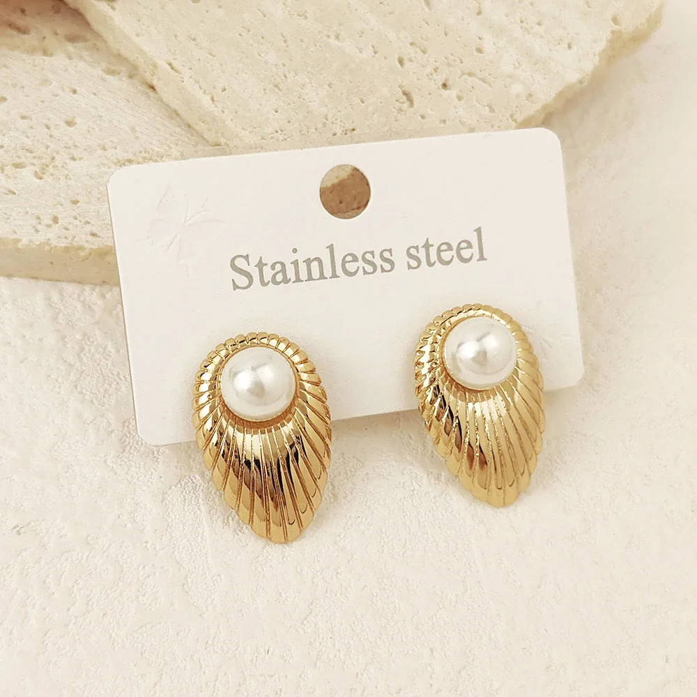 

Women's shell texture earrings, vintage light luxury white gemstone gold-plated earrings, versatile high-class sense of jewelry.