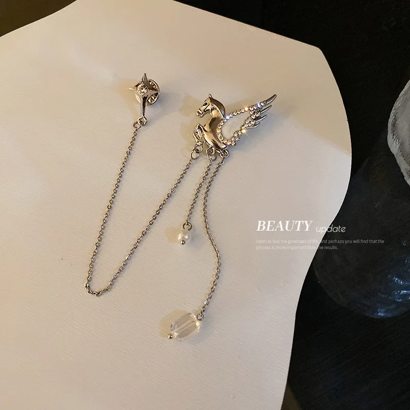 Zircon Encrusted Pegasus fFour-point Star Fringe Brooch Korean Cool Metal Pin Temperament Clothing Accessories