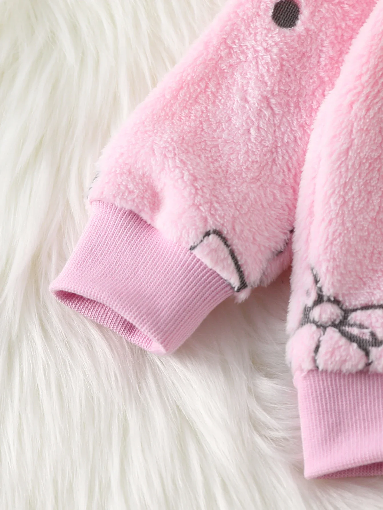 Lässiges zweiteiliges Set für Babymädchen: Oberteil mit Rundhalsausschnitt, langen Ärmeln und Schleifenmuster sowie lange Hose, ideal für Herbst- und Winterkleidung. – Detail 7