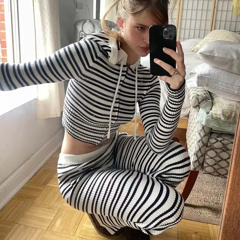 

YENKYE 2025 женская полосатая вязаная толстовка с капюшоном на молнии спереди с длинными рукавами, тонкие укороченные толстовки, осенняя верхняя одежда