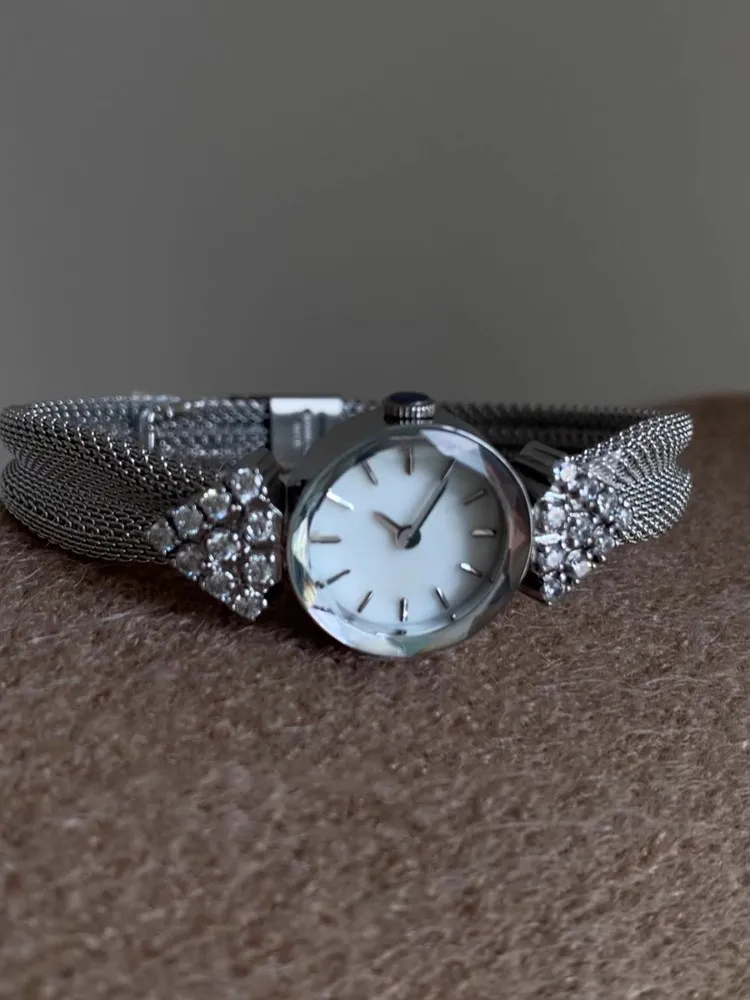 Fashion Design Women Quartz Watch Silvery Round Elegant Office Ladies Diamonds Wrist Watches