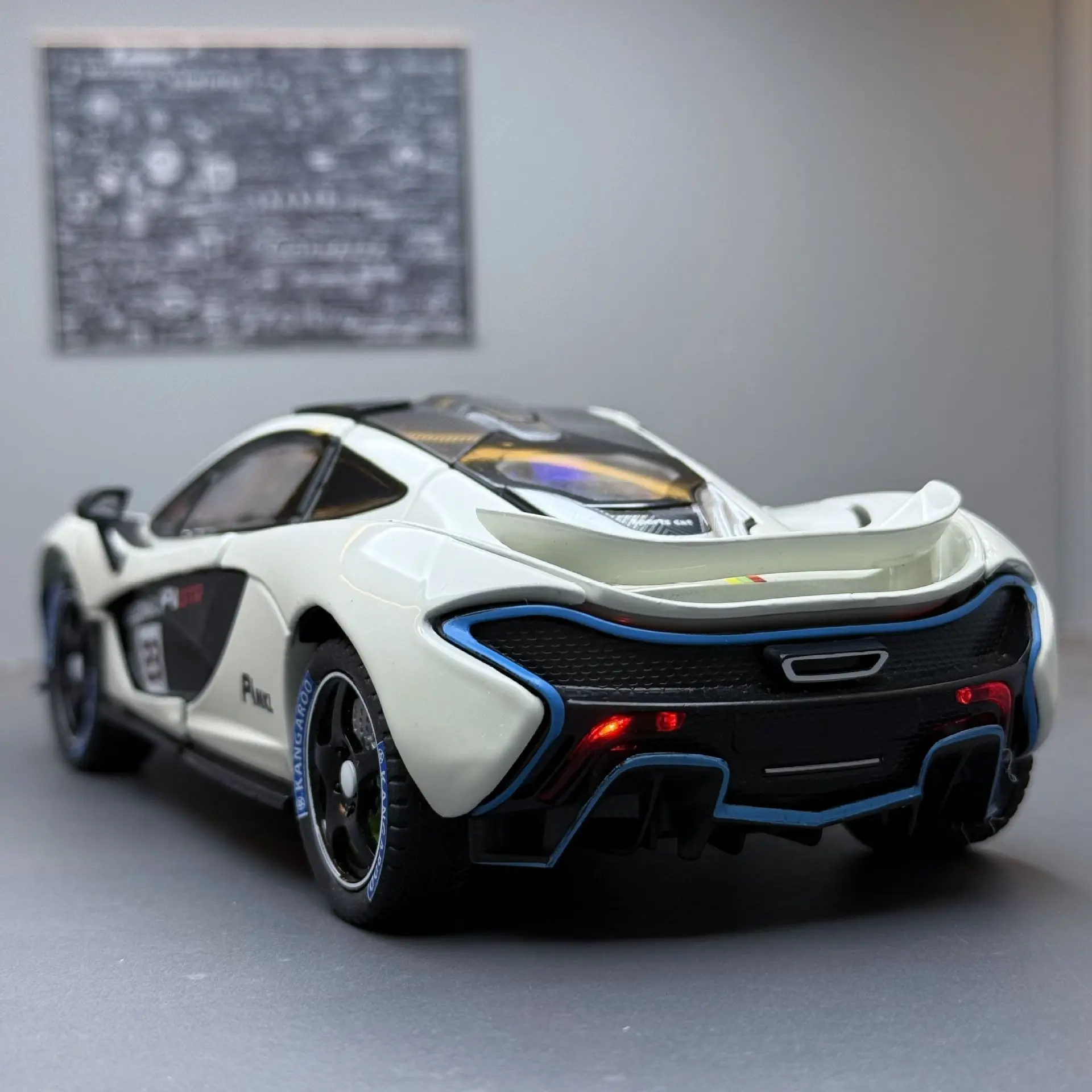 1:24 McLaren P1 Sportwagen mit Ton und Licht, zurückziehbares Spielzeugauto, Tonmodell, Ornament