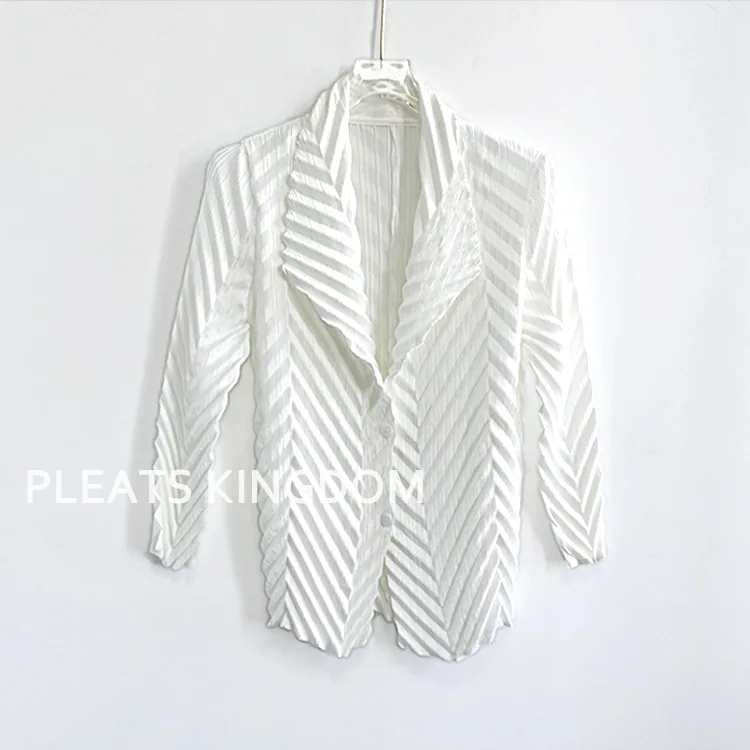 Miyake Plissierte Einfarbige Herbst-Damenjacke, Schlanke Urbane Blazer für Pendler, Herbst 2024 Neu – Detail 9