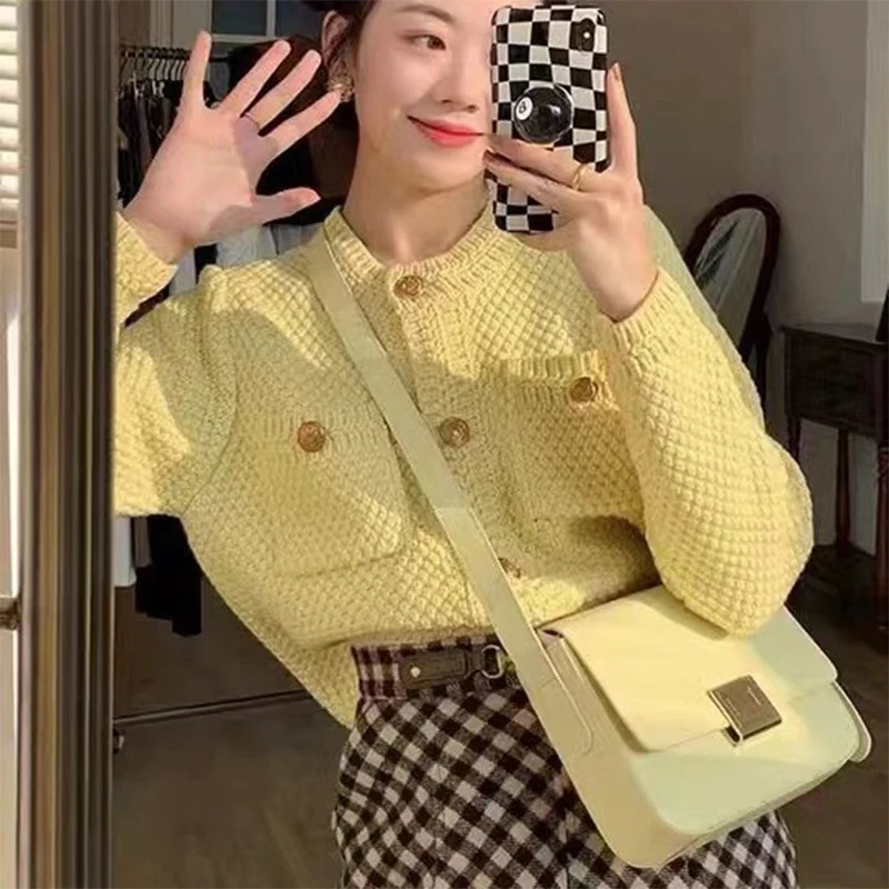 

Корейский свитер Dongdaemun с карманами и отделкой, женский кардиган, винтажное милое короткое вязаное пальто, осенние элегантные топы с круглым вырезом на металлических пуговицах