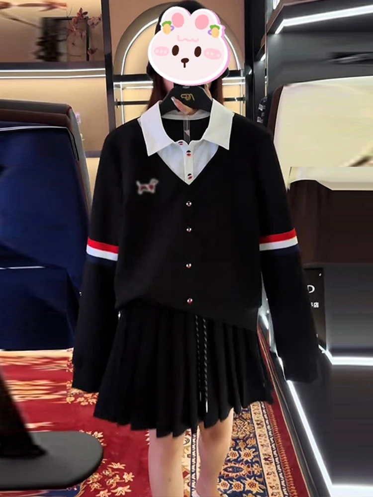 

Повседневный шикарный женский комплект: удлиненный свитер и юбка. Идеально для работы. Осень 2025. Модный дизайн: простой, но изящный.