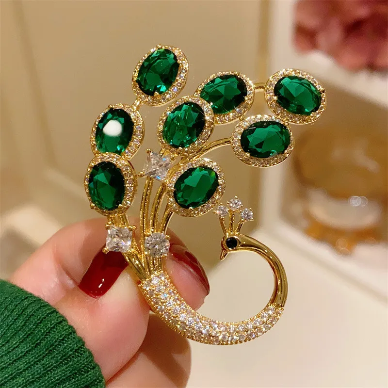 

CC Vintage Brooch Imitation Emerald Peacock Shape Corsage Elegant Chinese Style Cheongsam Pins Temperament Suit Pin Party B118