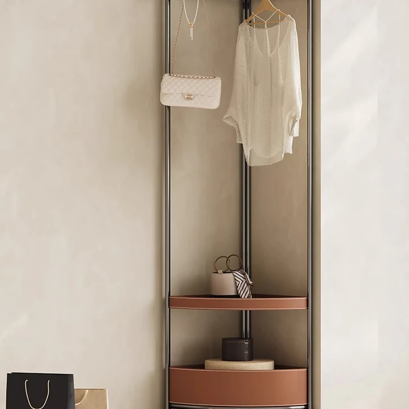 

Итальянская съемная вешалка для одежды из седельной кожи с корзиной, легкая роскошь и изысканный стиль.