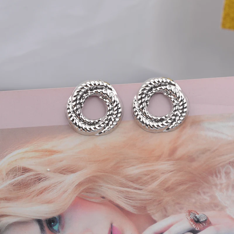 Pendientes de tuerca de círculo redondo retorcido Simple a la moda para mujer, joyería llamativa europea Retro de Metal con rayas desiguales, Color dorado y plateado