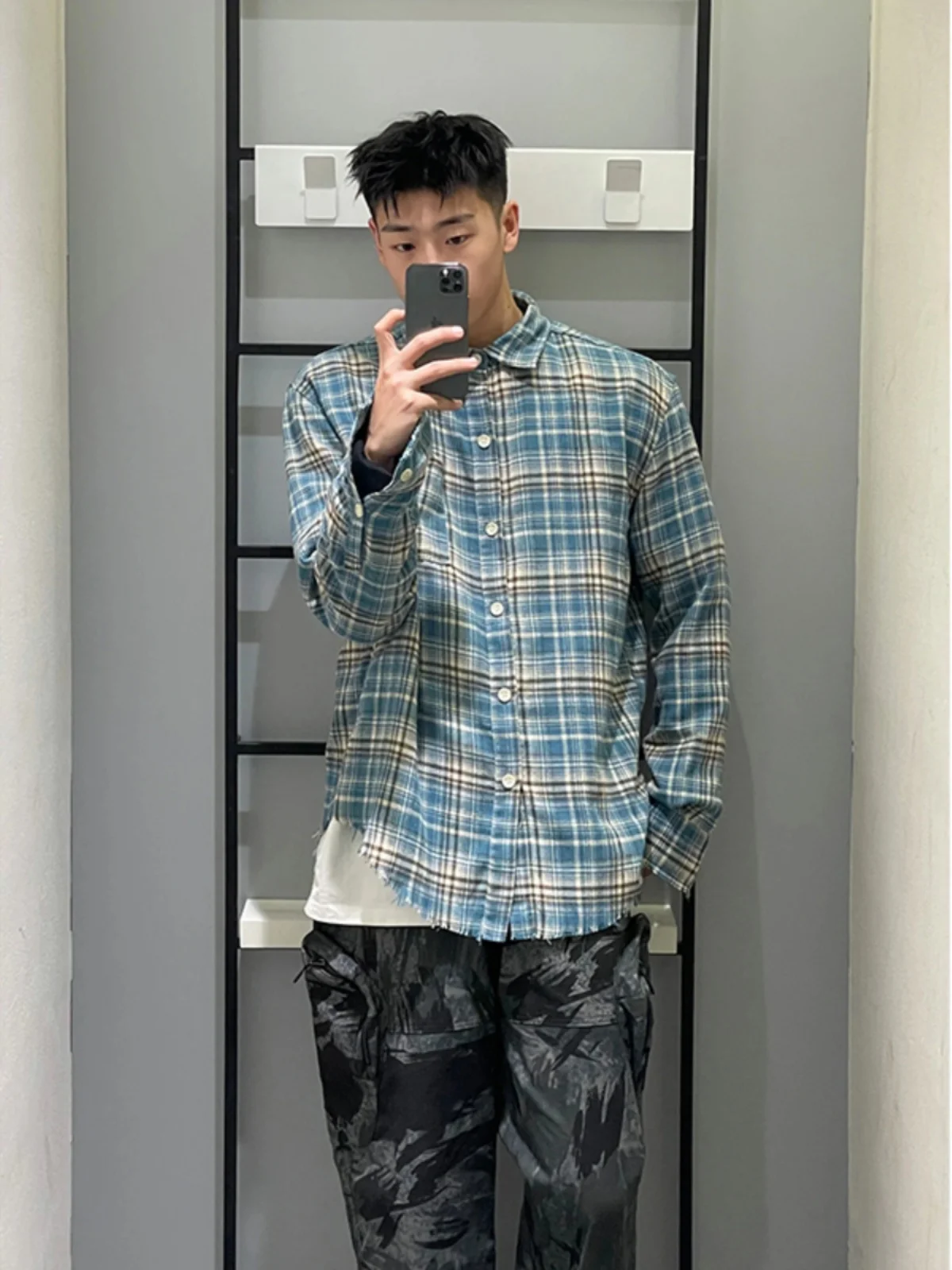 

Новинка 2024: Мужская рубашка в синюю клетку с длинным рукавом, полосатым дизайном и рваным подолом. Верхняя одежда для весны и осени, повседневный деловой стиль.