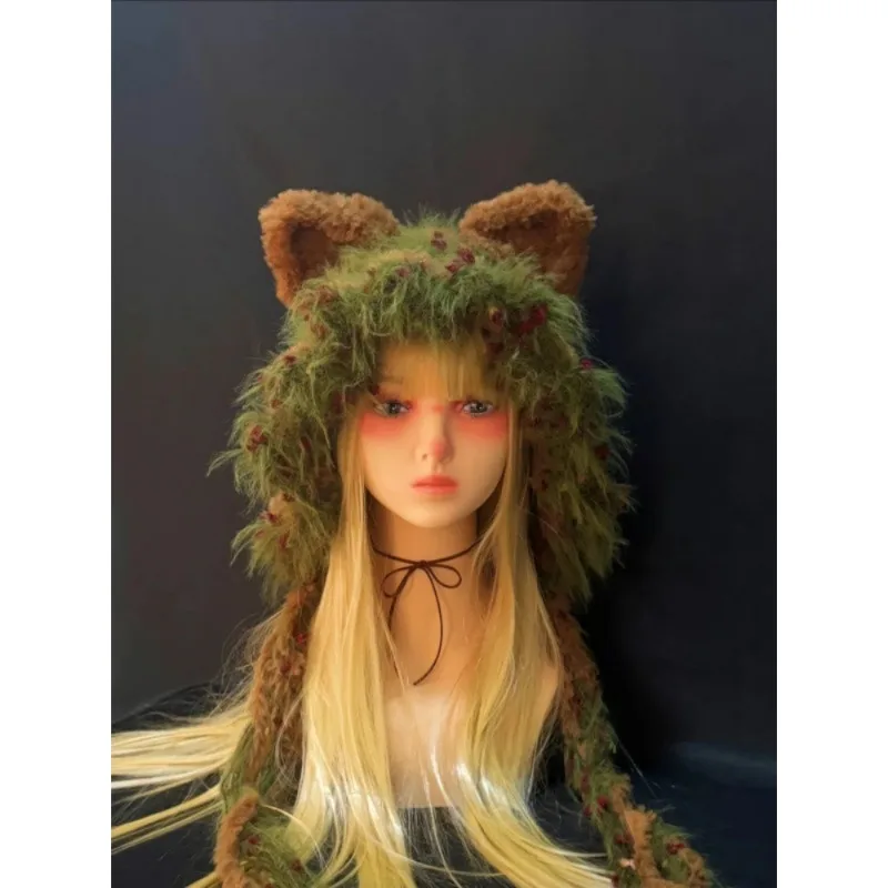 Een handgemaakte winter- en herfstwarme, katvormige oorbeschermers, gemaakt van gebreid pluche garen.